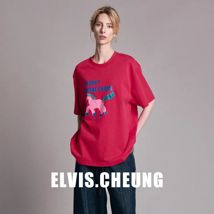 ELVIS.CHEUNG26SS“马年贺岁马上有钱”系列-小马流苏印花阔版T恤