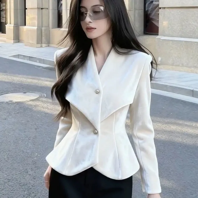 法式百搭通勤高级感白色丝绒短外套女2025秋季绝美巨好看气质上衣