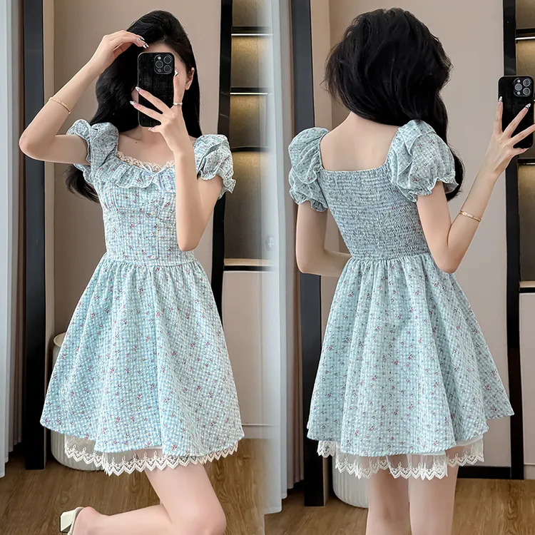 法式方领飞飞袖碎花连衣裙2025年夏季新款氛围感超火显高显瘦短裙
