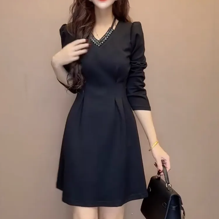 秋冬新款时尚显瘦V领钻连衣裙收腰遮肚气质中长款