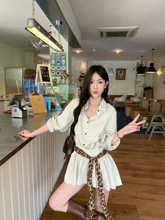 蕾丝设计感燕麦色翻领长袖连衣裙女秋季别致减龄显瘦百搭短裙高腰