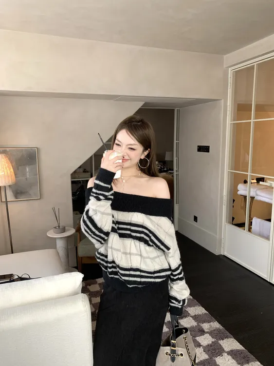 AeoAlways【柔光映肩】10/20  一字肩撞色毛衣