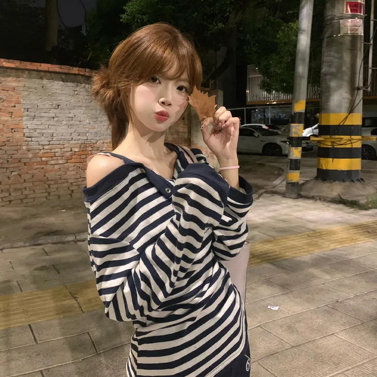 2025春秋季新款女士时尚假两件设计条纹长袖t恤气质显瘦露肩上衣