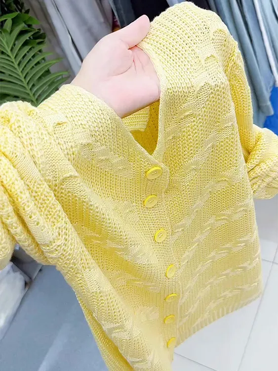 法式复古黄色针织衫女2025新款大码宽松显瘦单排扣V领小众上衣
