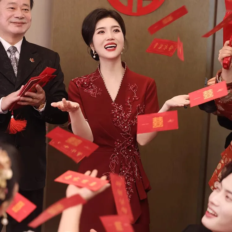 婚礼妈妈婚宴礼服高端大气喜婆婆2025新款气质连衣裙显瘦日常可穿