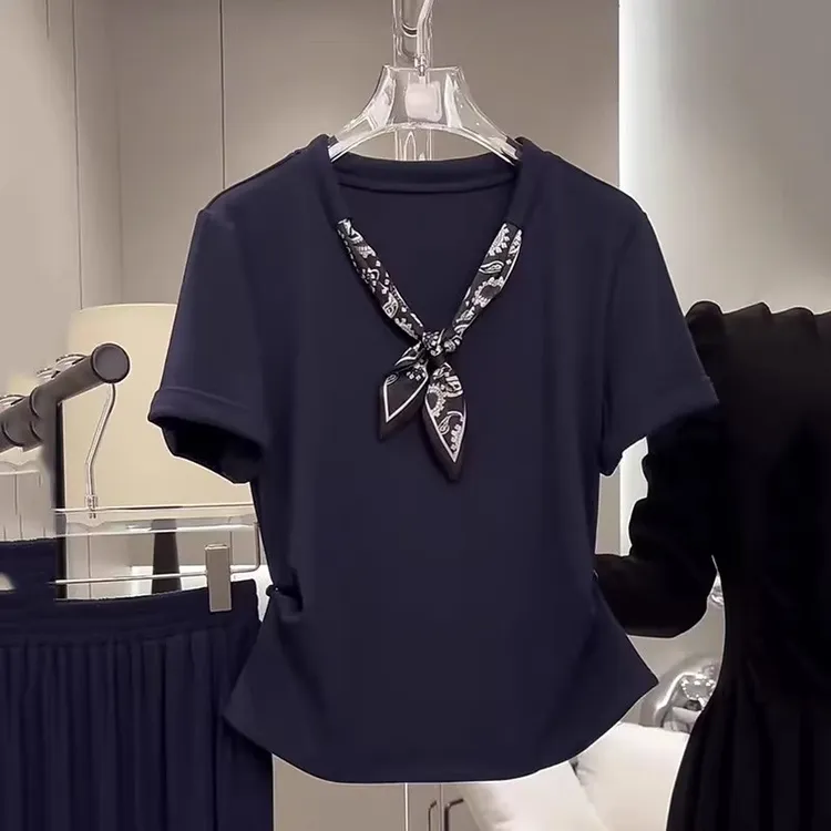 大码胖mm时尚减龄遮肉显瘦V领短袖T恤女士夏季法式设计感丝巾上衣