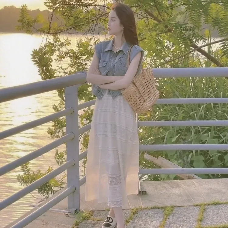 2025春夏新款法式度假风V领气质蕾丝吊带连衣裙搭牛仔马甲两件套