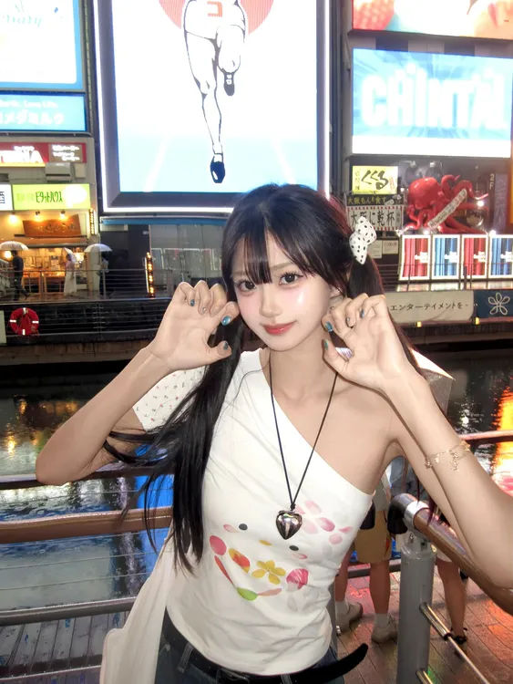 2025新款可爱卡通印花短袖T恤甜美减龄斜领露肩上衣显瘦牛仔裤子