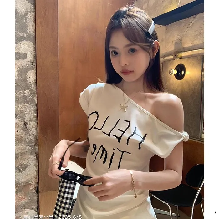 美式辣妹字母印花斜肩短袖T恤女夏季设计感独特紧身收腰露肩上衣