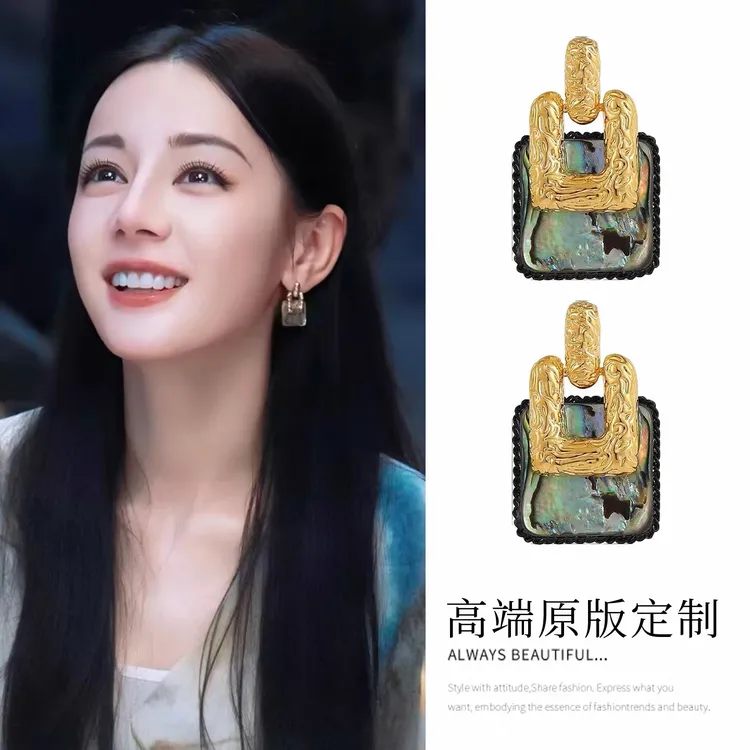 铜合金耳饰 枭起清壤聂九罗迪丽热巴同款金色方形耳钉复古高级感