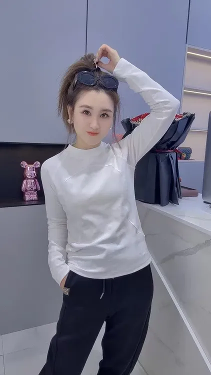 皮标明线设计打底衫