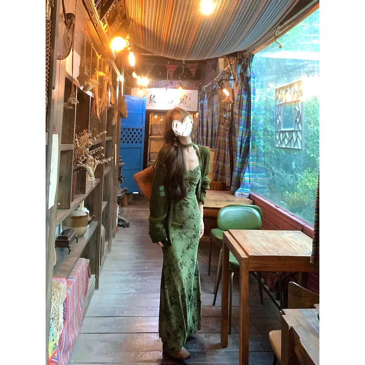 法式高级感绿色针织开衫女秋2025新款修身显瘦V领吊带连衣裙套装
