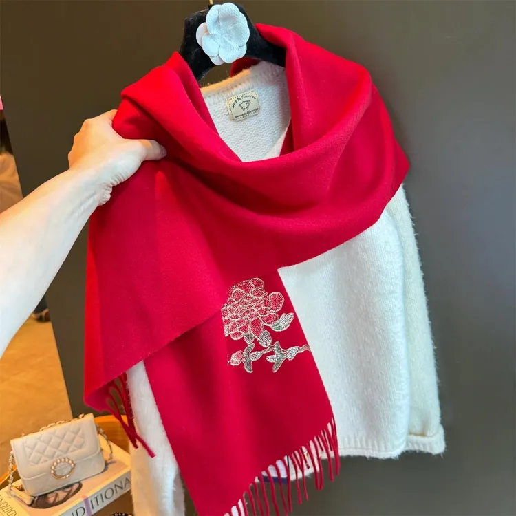 Miss Silas100%羊毛红色围巾冬季女过年送妈妈长辈刺绣围脖礼盒装