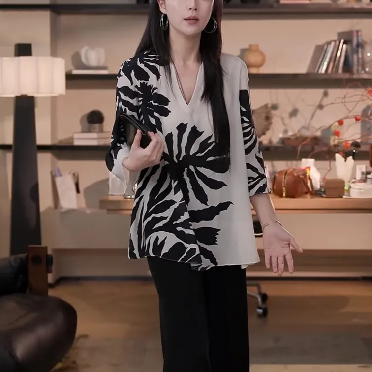 法式V领衬衫女士2025夏季新款时尚洋气减龄宽松显瘦薄款印花上衣