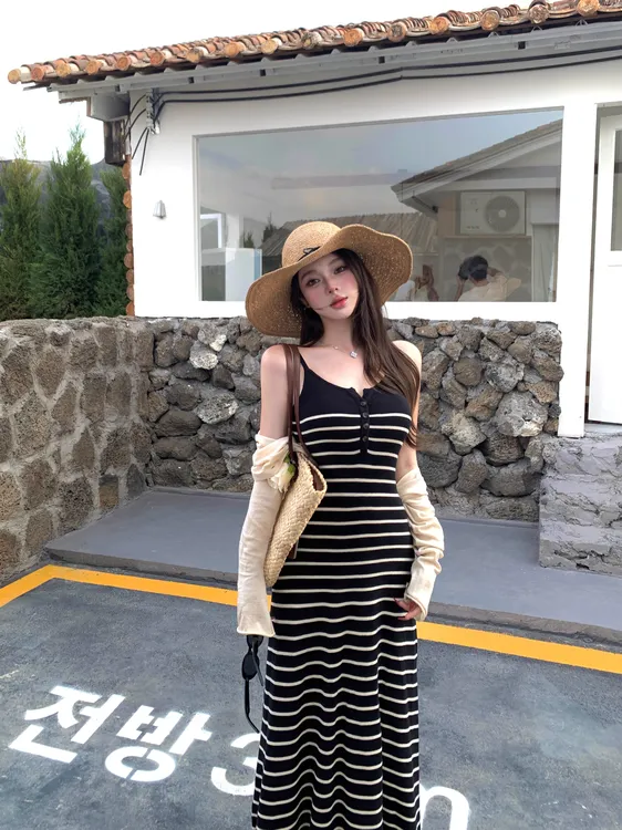 撞色条纹吊带连衣裙女夏季设计感修身收腰裙子度假风显瘦包臀长裙