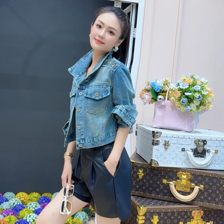 【芳芳私服】美式复古牛仔外套2025春季新款高级感气质翻领钉珠上衣
