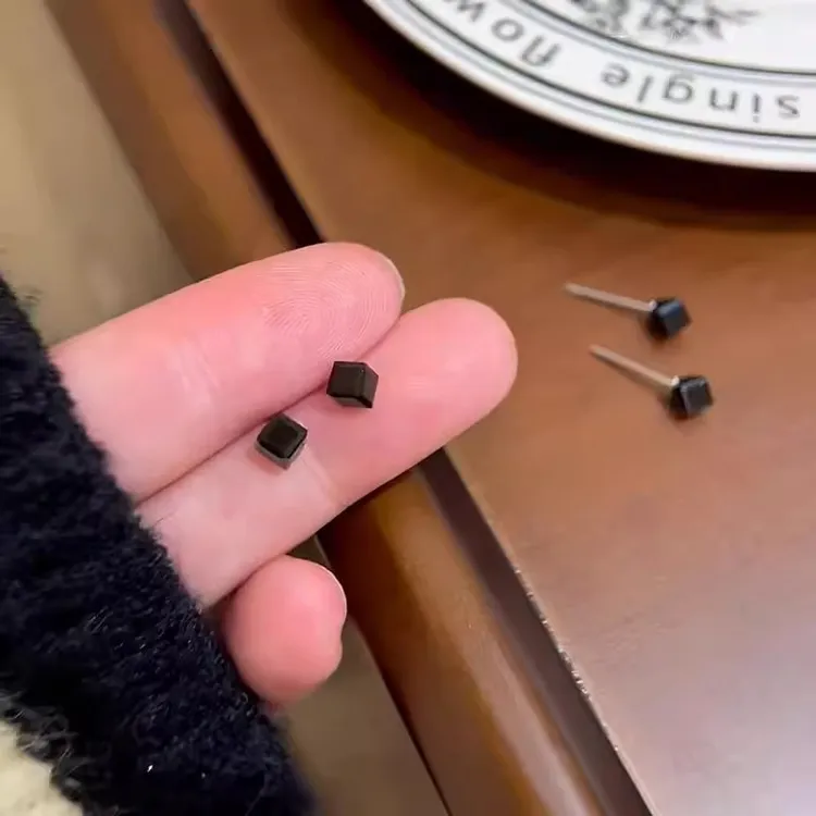 铜合金耳饰 黑色经典女日韩耳饰防过敏耳钉极简风迷你方形冷淡风