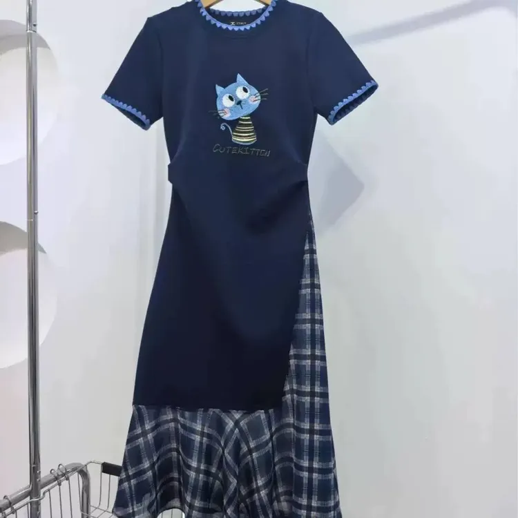 夏季设计师新款小猫刺绣连衣裙圆领蓝色少女减龄设计感拼接连衣裙