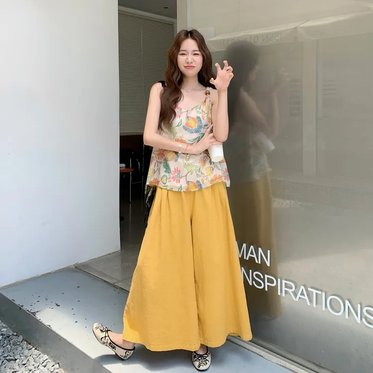 黄色氛围感漂亮碎花挂脖上衣阔腿裤套装两件套女夏法式气质一整套