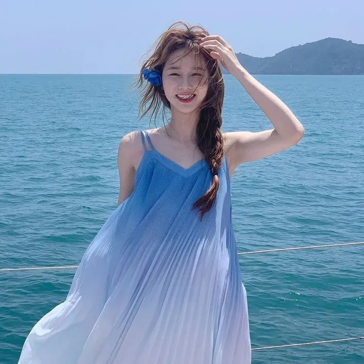 裙子薄荷曼波女装沙滩裙法式边度假渐变蓝吊带拍照长款遮肉浪