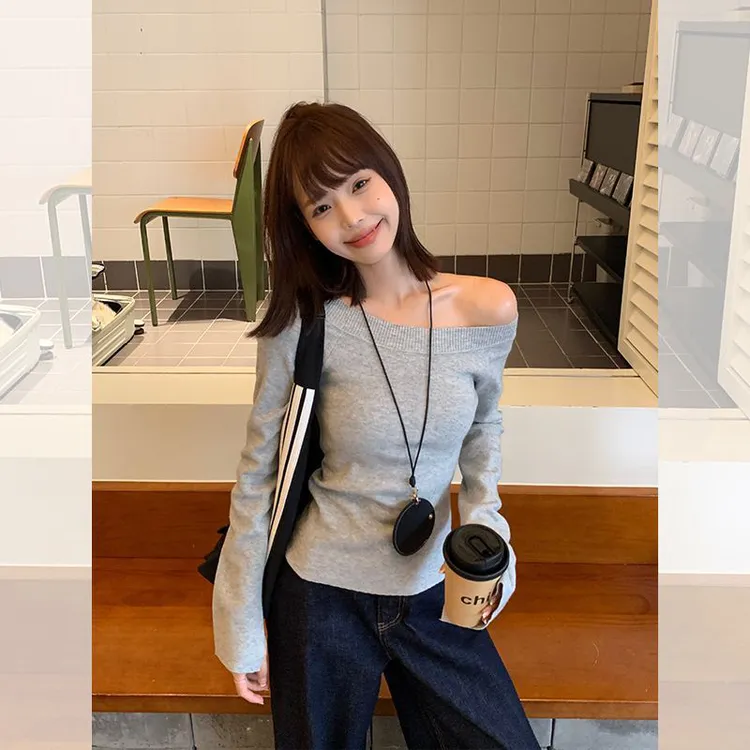 灰色露肩斜肩针织衫女2025秋季毛衣修身显瘦长袖t恤辣妹性感上衣