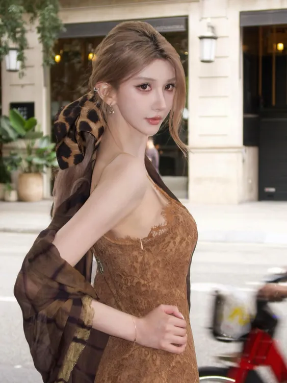 2025早秋新款名媛辣妹风气质蕾丝吊带连衣裙女性感V领收腰短裙