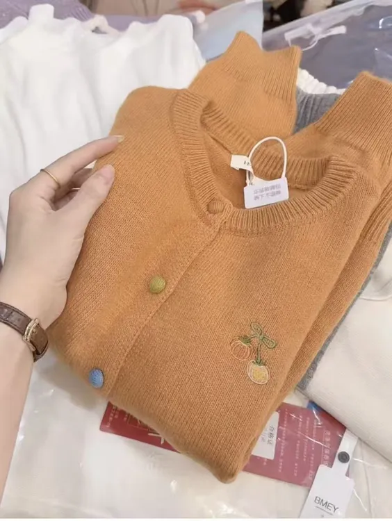 七言家新品！巨好穿#落日橘刺绣南瓜包扣毛衣开衫@