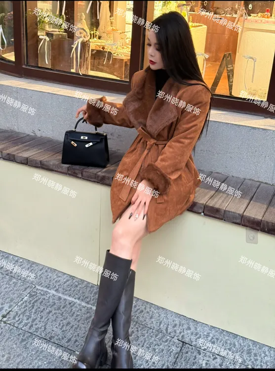 2025冬季高级翻领麂皮绒毛毛一体中长外套