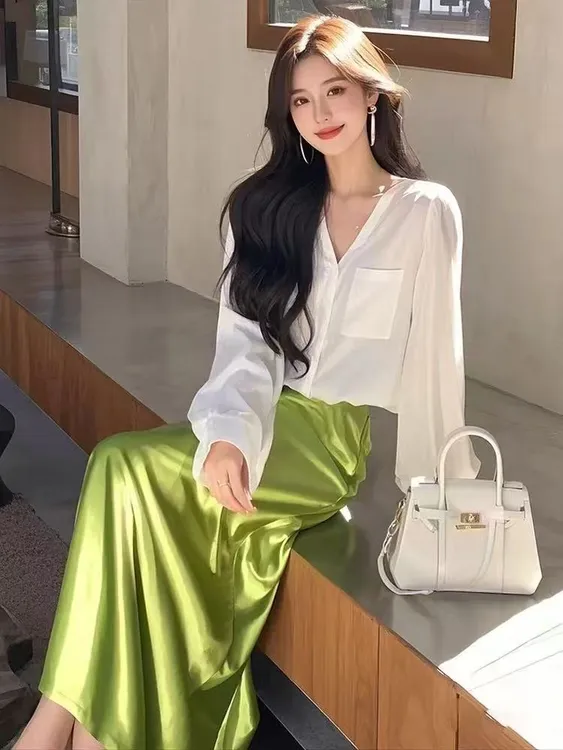 韩系开春穿搭一整套职业通勤独特漂亮绿色醋酸缎面半身裙两件套装