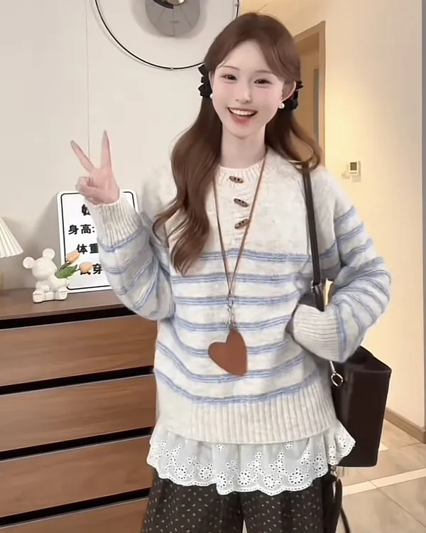 慵懒风圆领撞色条纹针织衫女复古牛角扣款毛衣冬2025新款