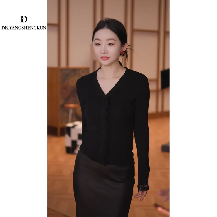 杨圣坤2025新品100%美丽诺羊毛V领花边蕾丝针织开衫SQ25120512