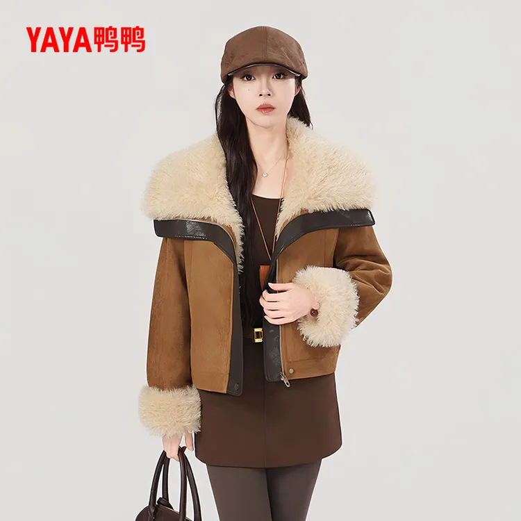 鸭鸭大翻领麂皮绒羽绒服女短款2025冬季新款机车潮流拼接保暖外套