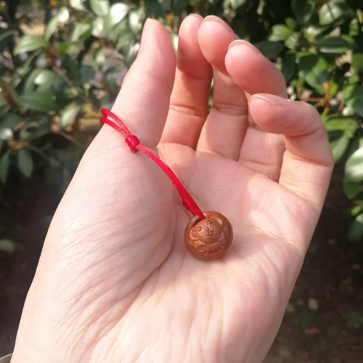 12生肖野生桃核手工雕刻宝宝满月百天简约红绳手链礼物天然精123