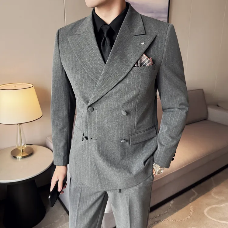 高级感条纹中灰色西服秋冬厚款戗驳领双排扣松紧腰婚礼结婚西装男
