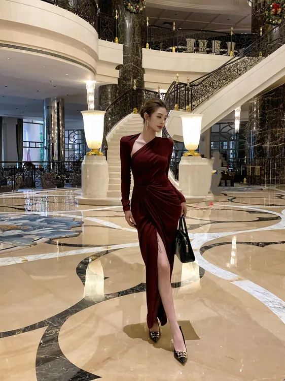 秋冬打底斜肩褶皱长裙女设计感收腰性感修身内搭包臀长袖连衣裙