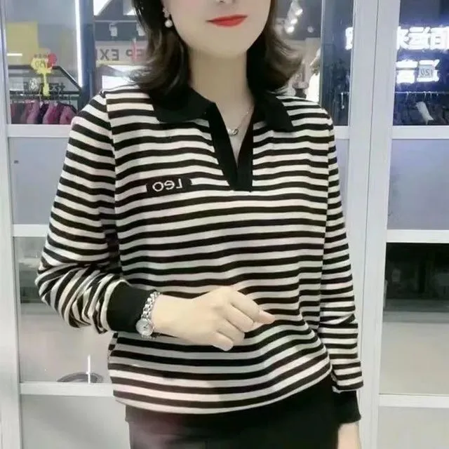 妈妈春秋翻领长袖T恤宽松大码女装中老年显瘦减龄条纹打底上衣女