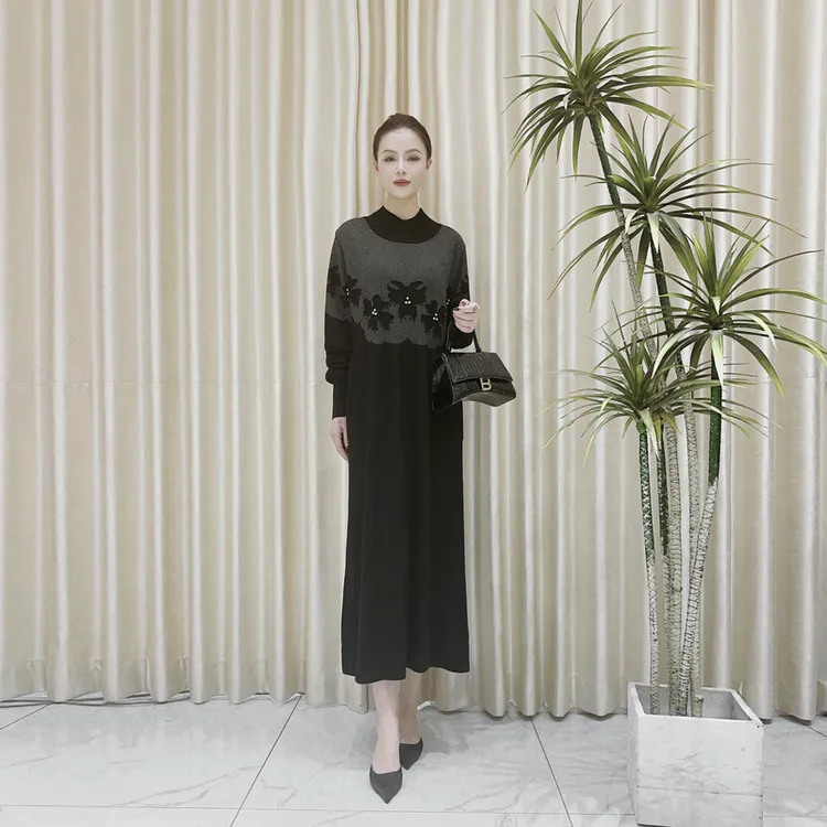 9775黑灰色蝴蝶兰钉珠设计款气质秋冬长款轻奢针织连衣裙时尚复古