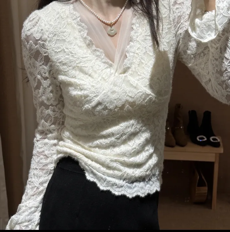 加绒蕾丝长袖衬衫女秋冬2025新款百搭V领蕾丝拼接网纱打底衫上衣