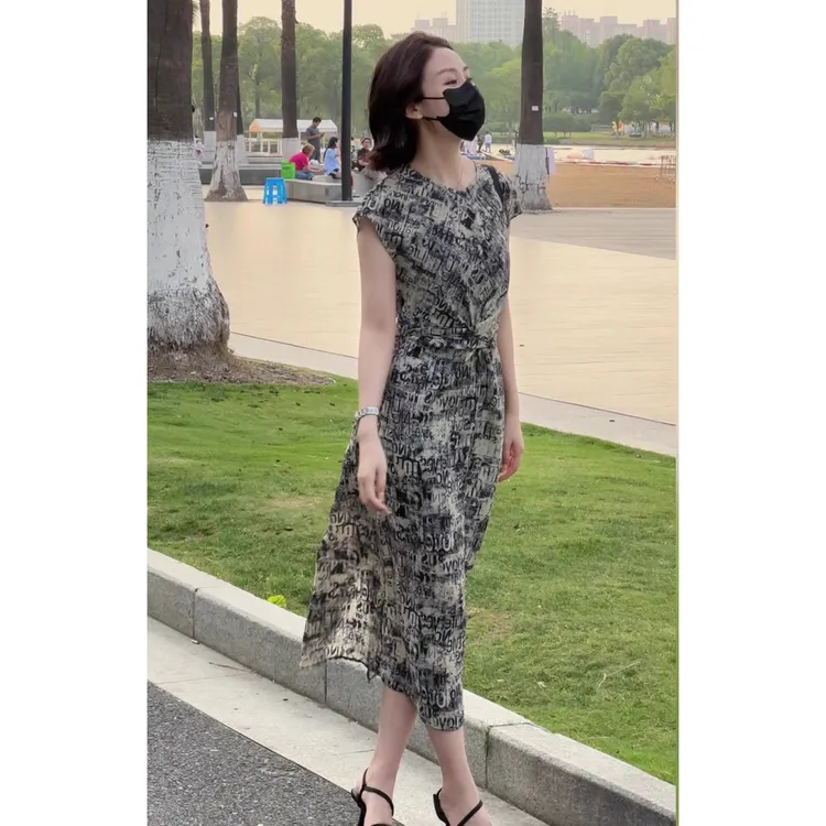 2025新款今年流行爆款简约大方的高级感气质法式显瘦连衣裙女夏季