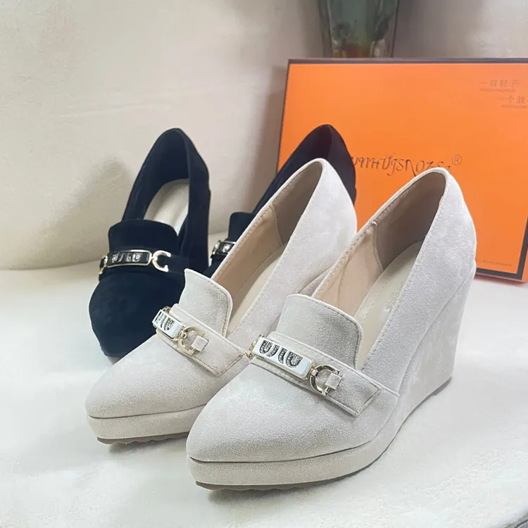 坡跟单鞋女秋季新款轻便舒适厚底高跟小皮鞋浅口绒面尖头黑色女鞋