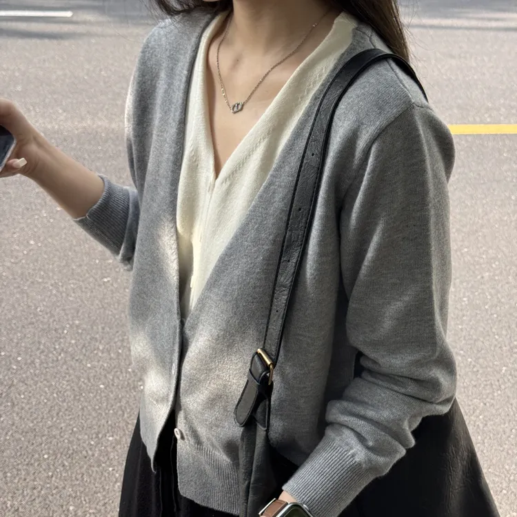 【前300单立减30】高智感假两件拼接V领针织开衫短款毛衣上衣松弛