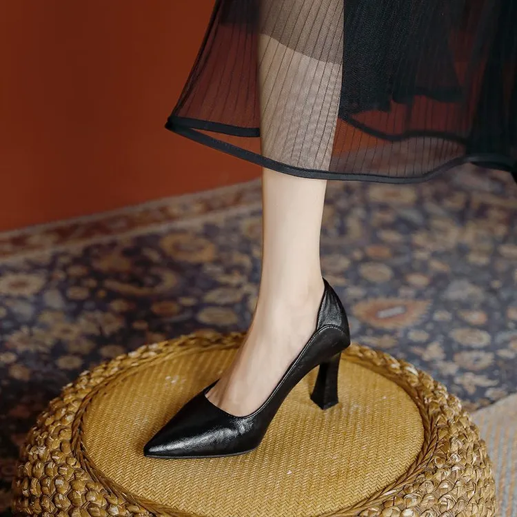 高跟鞋女粗跟尖头2025通勤工作鞋新款单鞋软皮气质不累脚职业黑色