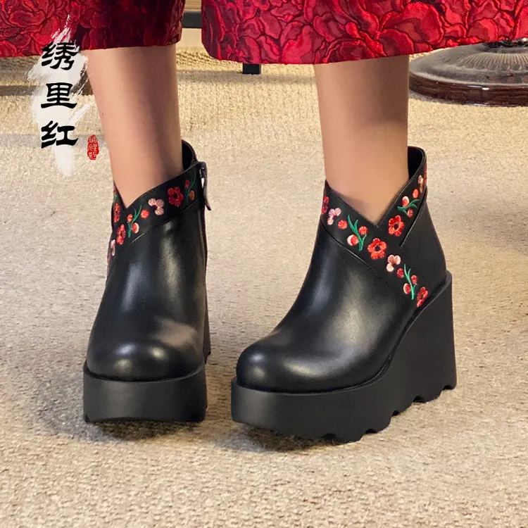 绣里红【霓裳】2025秋冬新款中国风刺绣绣花真皮坡跟厚底踝靴短靴