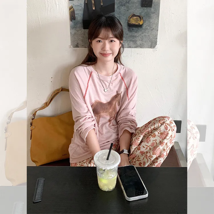 韩系穿搭粉色印花长袖正肩t恤女早秋设计感单穿绝美巨好看的上衣