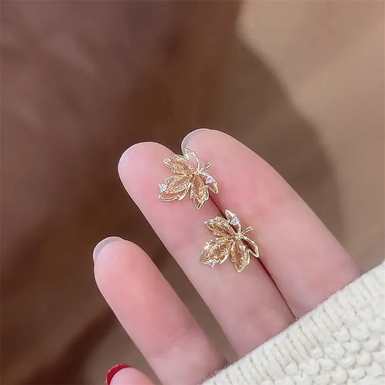 铜合金耳饰  秋日百搭镂空锆石枫叶耳钉小巧精致简约气质时尚耳饰