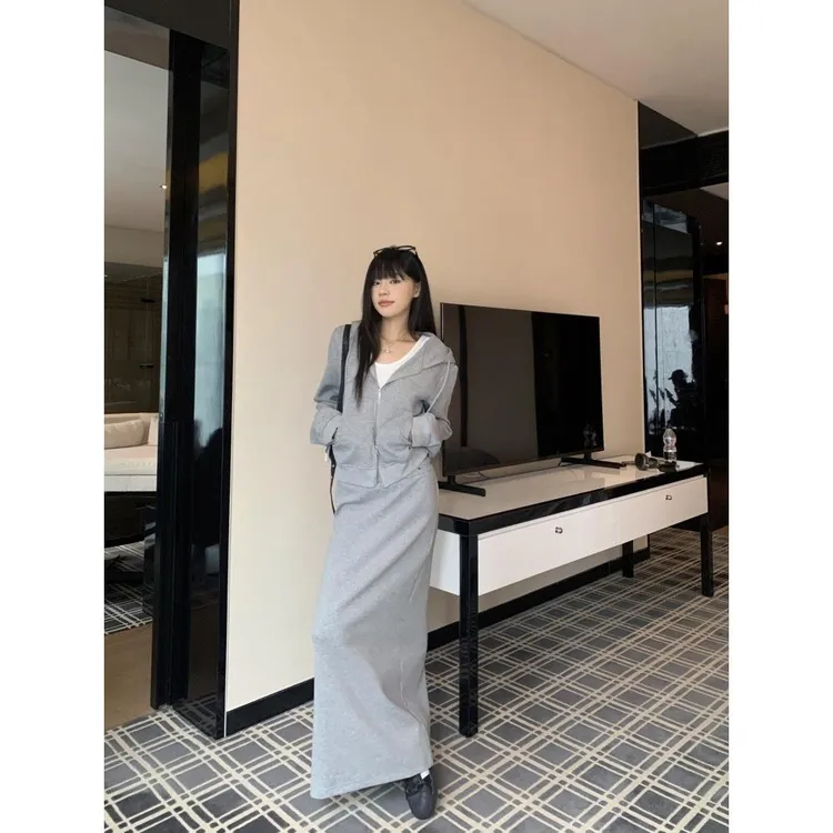 新款时尚休闲套装灰色连帽卫衣外套女秋季高腰半身裙直筒裙两件套