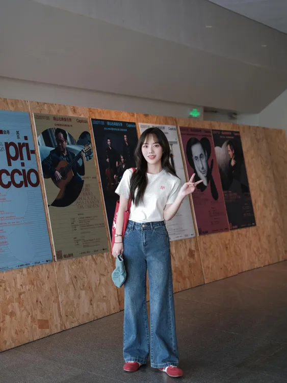 【休闲絮语】高级感白色短袖印花T恤搭配高腰深蓝色牛仔裤两件套夏