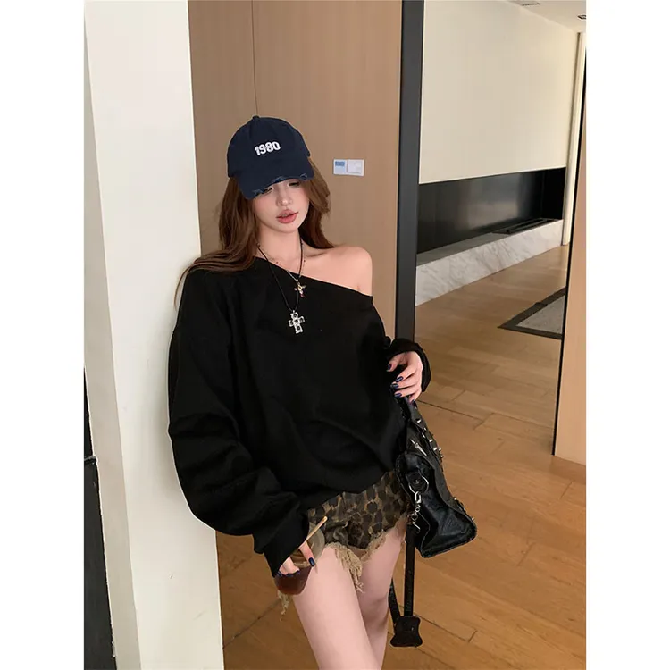 黑色气质性感露肩长袖T恤斜肩卫衣女豹纹不规则毛边牛仔短裤套装