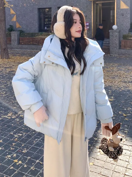 蓝色短款羽绒服女冬季2025新款小个子白鸭绒免洗时尚连帽面包服潮