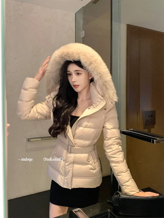 大毛领奶咖色连帽羽绒服女2025冬季白鸭绒修身收腰面包服棉衣外套